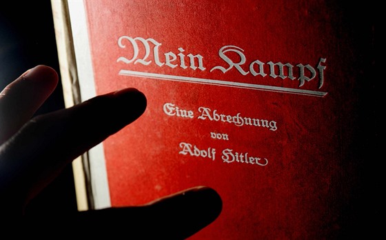 Pvodní vydání Hitlerova spisu Mein Kampf z roku 1925.