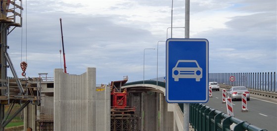 Obdélníkovou znaku s autem na modrém podkladu u podle ministerstva dopravy nelze pouívat. Ilustraní foto