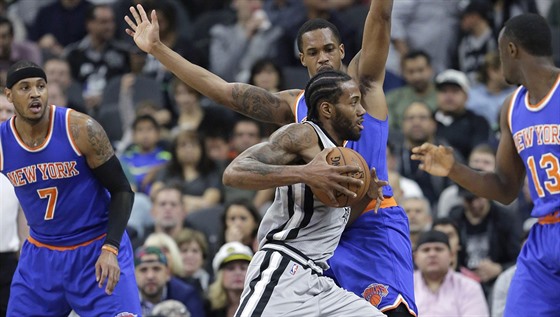 Kawhi Leonard ze San Antonia se probíjí obranou New York Knicks.