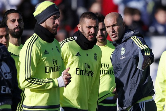 Madridský trenér Zinedine Zidane rozmlouvá s Karimem Benzemou.