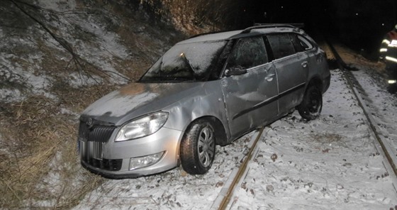 idi dostal na zasnené a namrzlé vozovce smyk a s autem spadl ze srázu do...