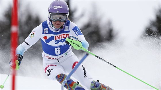 árka Strachová ve slalomu v Santa Caterin.
