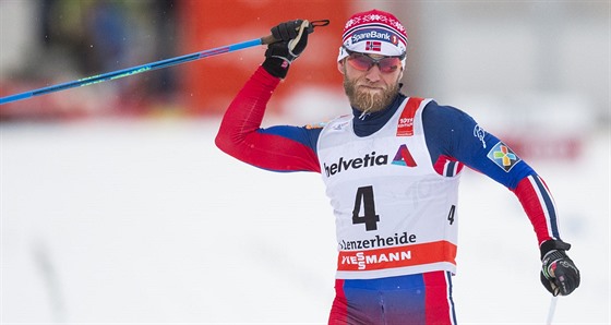 Martin Johnsrud Sundby slaví triumf v závod mu na 30 km klasicky s hromadným...