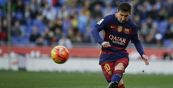 Lionel Messi v akci v duelu s mstským rivalem Espaolem