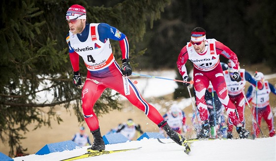 Martin Johnsrud Sundby (vlevo) na trati