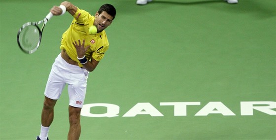 Novak Djokovi servíruje ve finále turnaje v Dauhá.