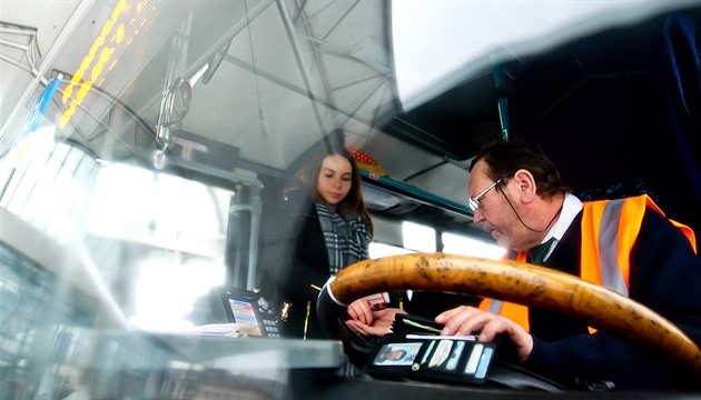 Autobus by musel jet obcí devadesátkou, kritizují odbory dopravní tendr