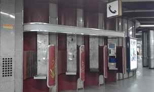 Nové technologie likvidují staré telefonní automaty. V podchodu stanice metra...