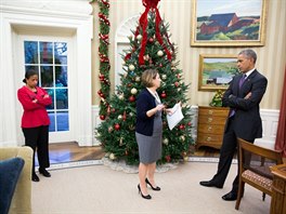 Ve vánon vyzdobené Oválné pracovn pedává asistentka prezidenta pro vnitní...