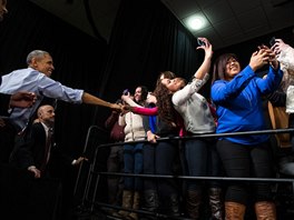 Barack Obama se zdraví a fotí s diváky po své pednáce na koleji Ivy Tech ve...