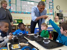 Americký prezident a malý chlapec se zdraví dotykem prstu v kansaském dtském...