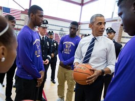 Obama hovoí se studenty v komunitním centru v New Jersey (18. kvtna 2015).