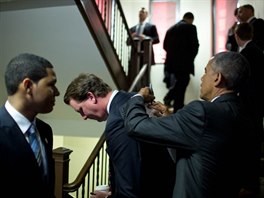 Obama vyuívá záda Marvina Nicholsona k podepsání dokument (4. kvtna 2015).