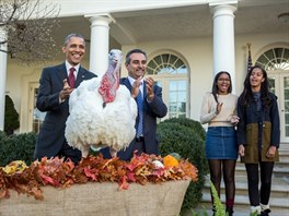 Prezidentovy dcery Sasha a Malia pihlíí tomu, jak jejich otec omilostní...