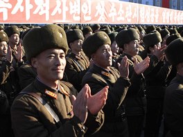 Severokorejci oslavují údajný test vodíkové bomby (8. ledna 2016)