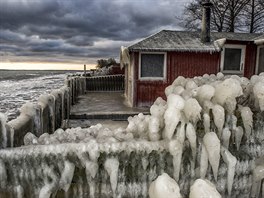 NÁMRAZA. Ledové kreace na pláovém domku v dánském pístavním msteku Fakse...