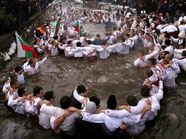 LEDOVÉ CHOROVODY. Bulhartí mui slaví svátek Zjevení Pán tancem v mrazivé...