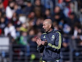Zinedine Zidane, trenér Realu Madrid, tleská svým svencm na tréninku.