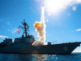 Torpédoborec USS Chung-Hoon (DDG 93) cvií vystelení rakety SM-2 ve vodách...