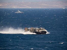 Vyloovací vznáedlo se vrací z pláe v Foca v Turecku do vrtulníkové lod USS...