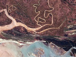 Madagaskar, eka Tsiribihina. Snímek zachycuje rozvodnnou eku i pilehlé...