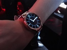 Dámské hodinky Huawei tak jsou stejn velké jako klasické provedení Watch. Jen...