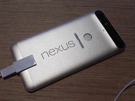 Google Nexus 6P se docela dobe drí v ruce, a to i pes velký displej....