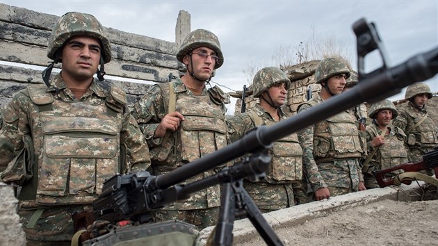 Vojci Nhornho Karabachu nedaleko frontov linie. (8. jna 2015)