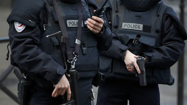 Pask policie zastelila v 18. okrsku mue ozbrojenho noem (7. ledna 2015)