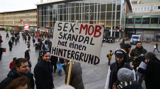 Demonstrace v Koln nad Rnem. Skandl kolem sexulnch tok m urit pozad, hls transparent. (9. ledna 2016)