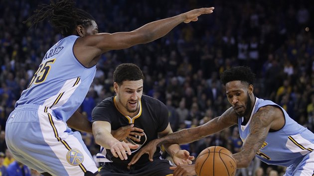 Klay Thompson z Golden State bojuje s denverskou dvojic Kenneth Faried (vlevo) a Will Barton.