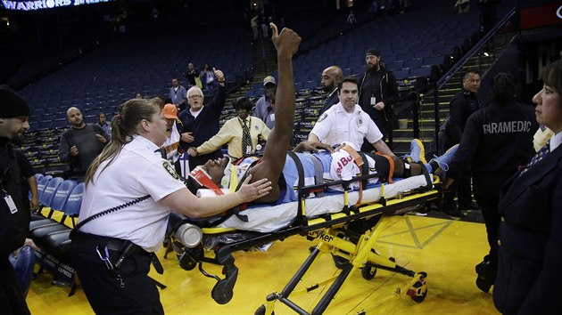 Budu v pohod vzkazuje gestem zrann Kenneth Faried z Denveru.