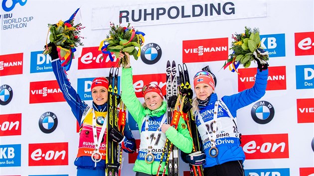 Ti nejlep po sprintu Svtovho pohru v nmeckm Ruhpoldingu. Zleva Gabriela Soukalov (stbro),  Franziska Hildebrandov (zlato) a  Kaisa Mkrinenov (bronz).