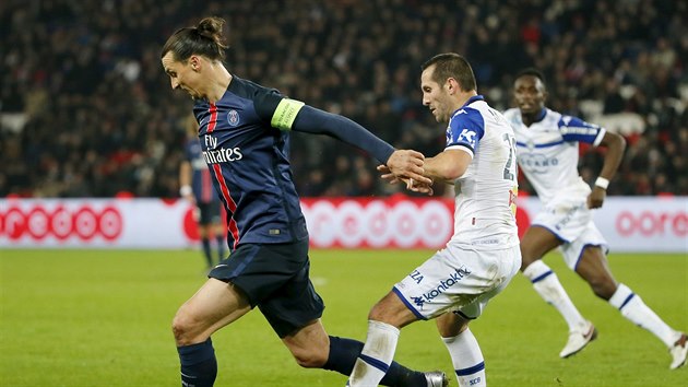 Zlatana Ibrahimovie z Paris St. Germain fauluje Florian Marange z Bastie.