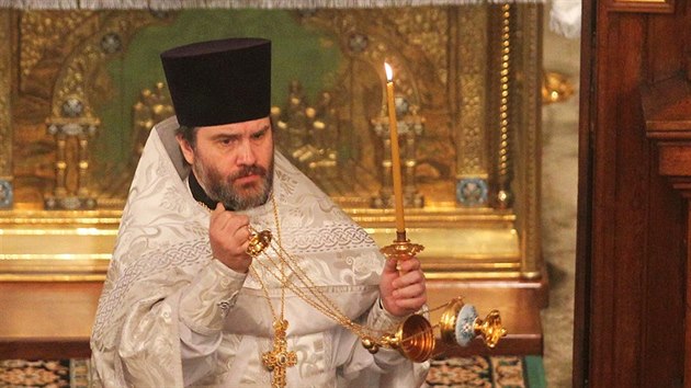 Pravoslavn vc zaplnili karlovarsk pravoslavn chrm sv. Petra a Pavla. Otec Nikolaj.