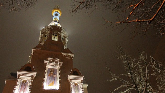 Pravoslavn vc zaplnili karlovarsk pravoslavn chrm sv. Petra a Pavla.