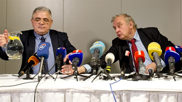 Miloslav Ransdorf  (vpravo) a Peter Guzmick na tiskov konferenci v Praze, kde vysvtlovali okolnosti svho vcarskho zaten (7.1.2015)