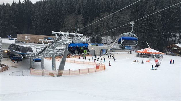 Ve pindlu jsou v provozu sjezdovky Modr-Turistick, Hromovka I a II, Mal hank, Stoh a Cvin louka na Hornch Msekch. Vyjet lanovkou lze i na Medvdn, ale sjezdovky zde byly jet v ptek zaven.