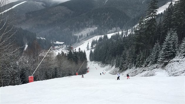 Ve pindlu jsou v provozu sjezdovky Modr-Turistick, Hromovka I a II, Mal hank, Stoh a Cvin louka na Hornch Msekch. Vyjet lanovkou lze i na Medvdn, ale sjezdovky zde byly jet v ptek zaven.