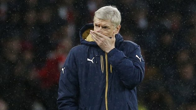 Nespokojen trenr Arsenalu Arsene Wenger bhem prvnho poloasu zpasu s Newcastlem.