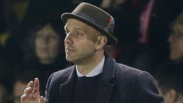 Trenr Exeteru Paul Tisdale vedl sv hre do utkn proti Liverpoolu ve stylovm klobouku.