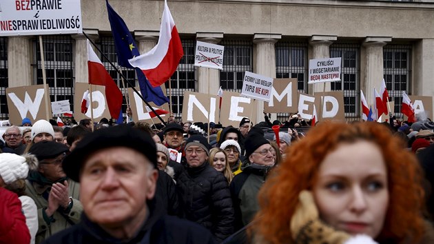 Varavsk mstostarosta Jarosaw Jwiak z opozin Obansk platformy odhadl poet demonstrant na 20 000 (9. ledna 2016)