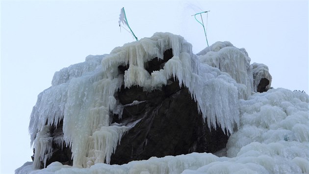 Horolezci sklu leduj vodou ze Svratky vyvedenou erpadlem a hadicemi a na vrchol Velk ve.