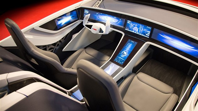 Kokpit auta budoucnosti tvoen velkoplonmi obrazovkami