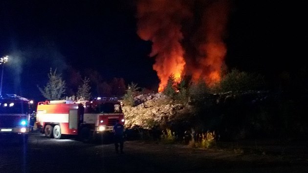 Por nelegln skldky odpadu u eskch Budjovic likvidovalo 13 jednotek hasi (11. srpna 2015).