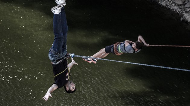 Na rozdl od bungee jumpingu se pi skocch s pevnm lanem komhte jako kyvadlo.