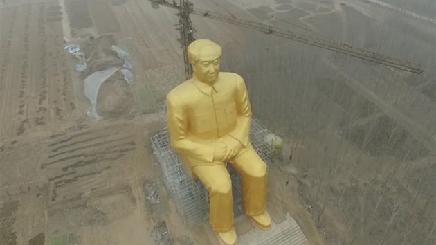 zlat socha Mao Ce-tunga