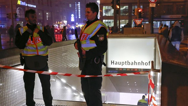 Policie v Mnichov hldkuje kvli hrozb teroristickho toku (1. ledna 2016).