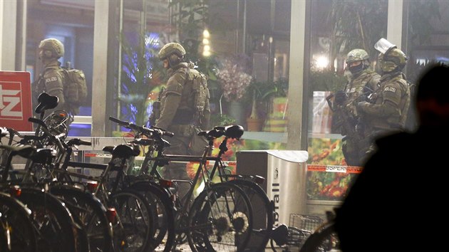 Policie v Mnichov hldkuje kvli hrozb teroristickho toku (1. ledna 2016).