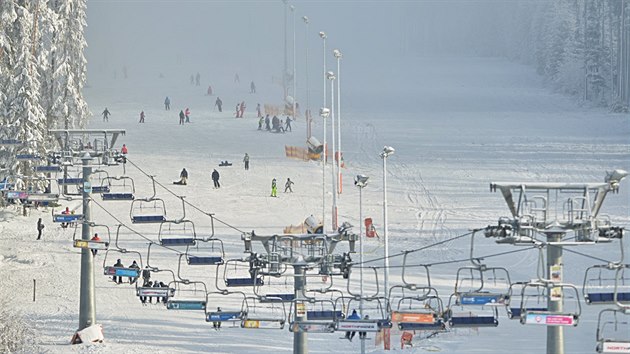 Lyai zaplnili Jezern sjezdovku ve Skiarelu Lipno.